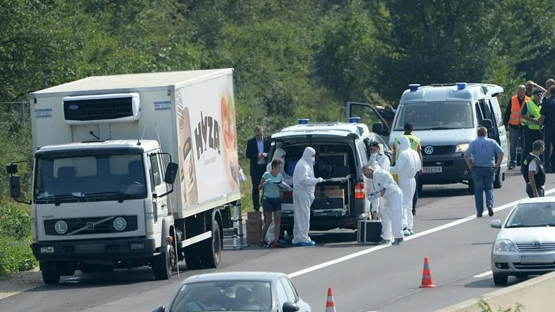 Expertos forenses en el camión frigorífico en Austria