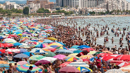 Playa llena de gente