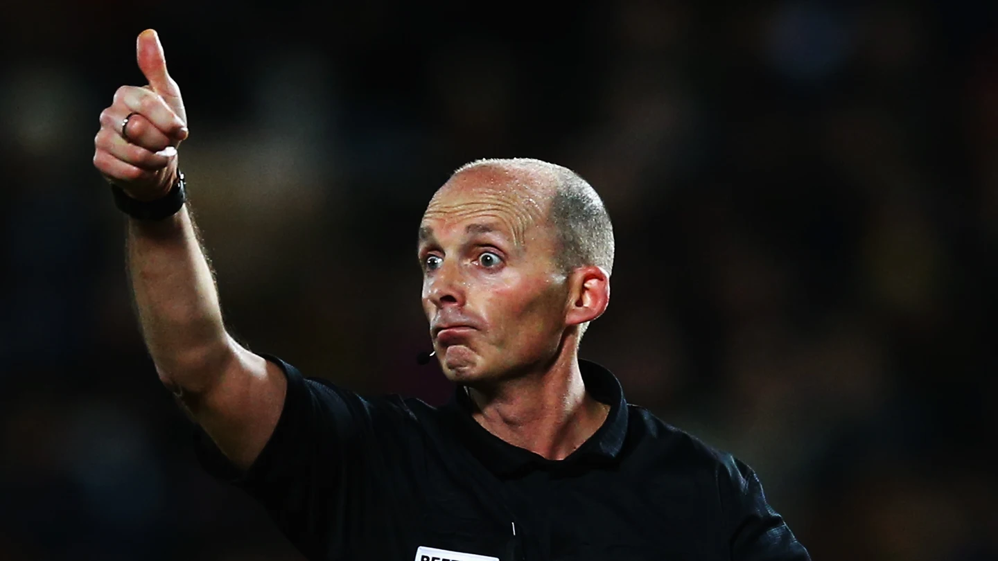 Mike Dean, árbitro de la FIFA Mike Dean, árbitro de la FIFA