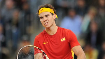 Nadal prepara el saque en un partido de final de Copa Davis disputado en 2011