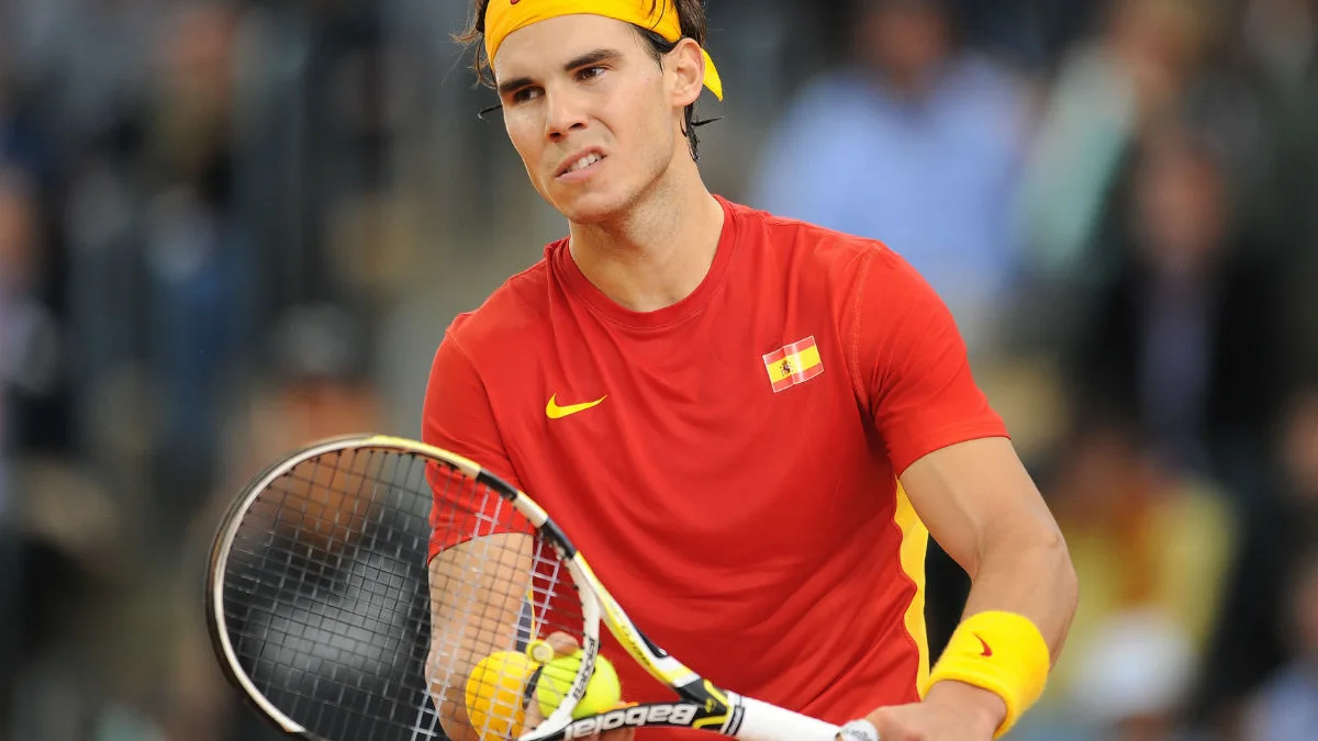 Nadal prepara el saque en un partido de final de Copa Davis disputado en 2011