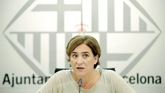 La alcaldesa de Barcelona, Ada Colau, durante la rueda de prensa en el Ayuntamiento. La alcaldesa de Barcelona, Ada Colau, durante la rueda de prensa en el Ayuntamiento.