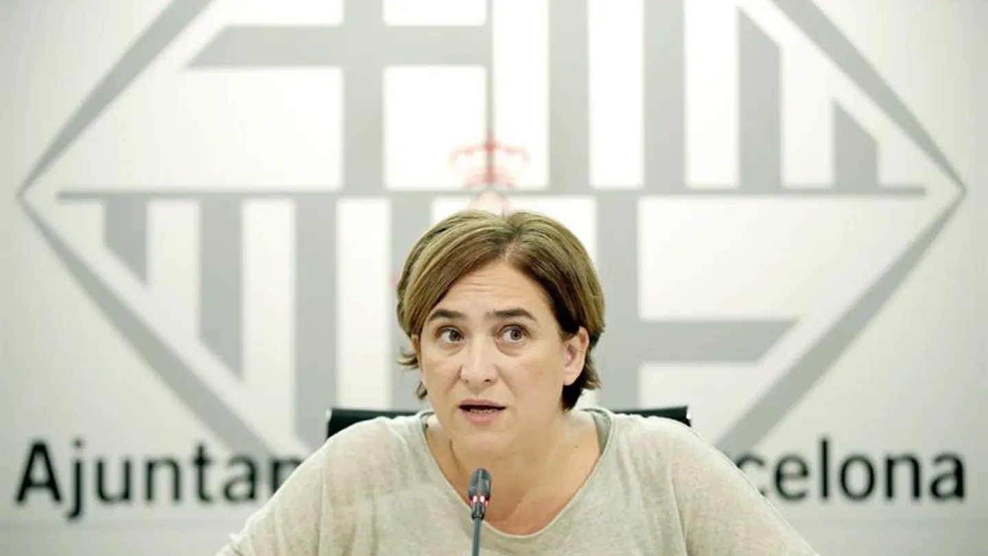 La alcaldesa de Barcelona, Ada Colau, durante la rueda de prensa en el Ayuntamiento. La alcaldesa de Barcelona, Ada Colau, durante la rueda de prensa en el Ayuntamiento.