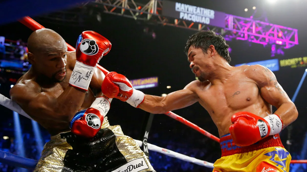 Mayweather se defiende ante un golpe de Pacquiao