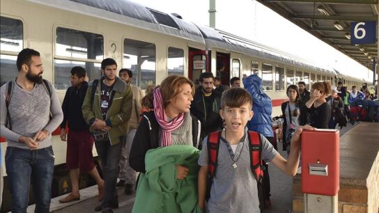Refugiados a su llegada a la estaci&oacute;n de trenes de Sch&ouml;nefeld (Alemania).