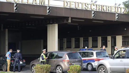 Un policía comprueba la documentación de un conductor de camiones en la frontera entre Austria y Hungría  Un policía comprueba la documentación de un conductor de camiones en la frontera entre Austria y Hungría