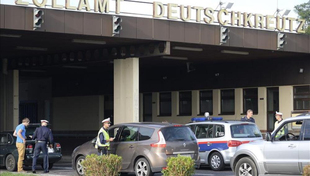 Un policía comprueba la documentación de un conductor de camiones en la frontera entre Austria y Hungría 