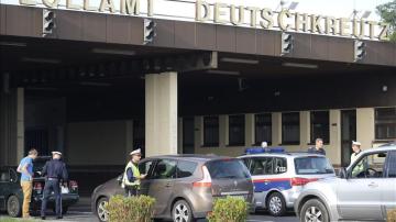 Un policía comprueba la documentación de un conductor de camiones en la frontera entre Austria y Hungría 