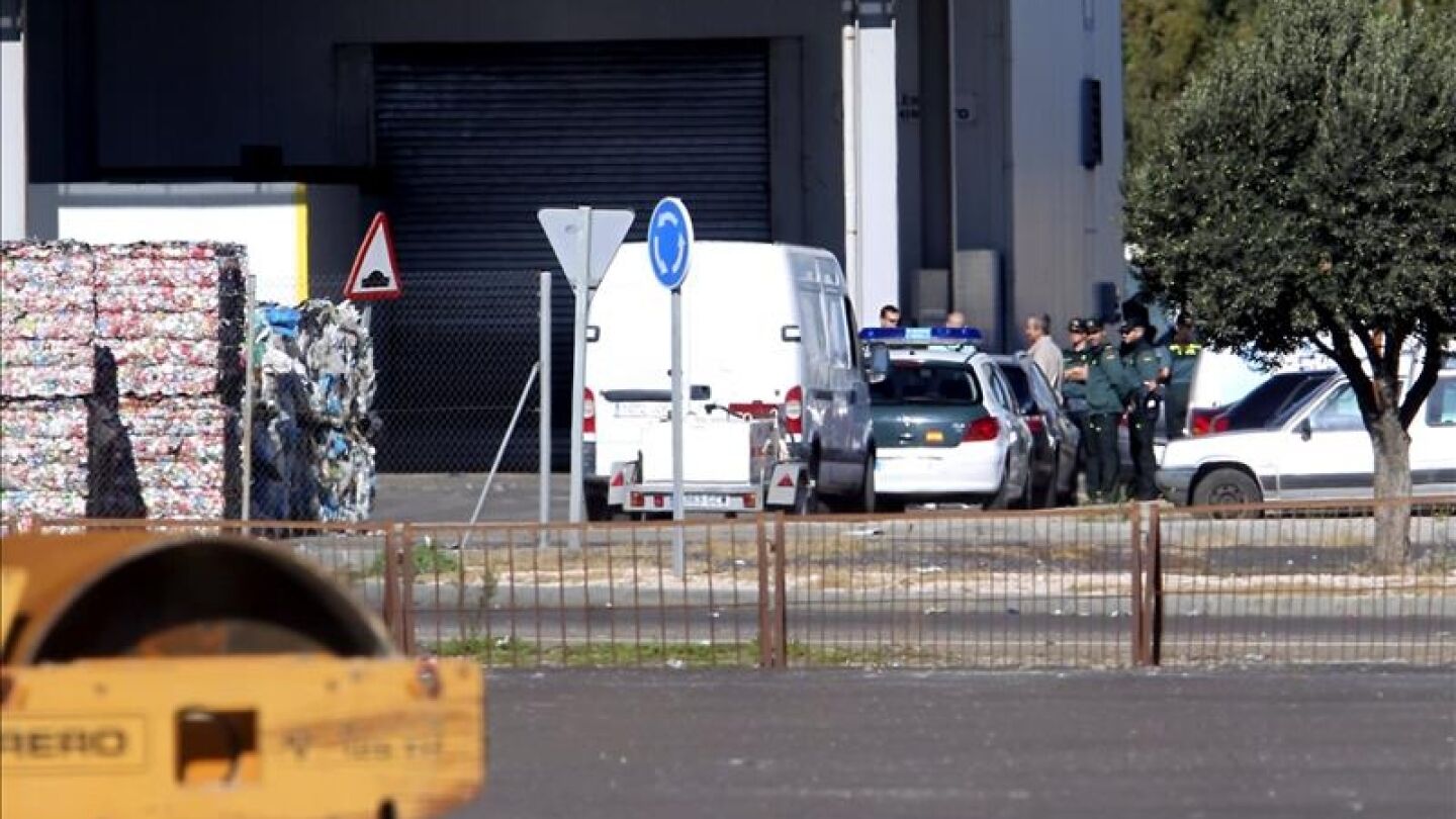 Efectivos de la Guardia Civil en la planta de reciclaje de Zaragoza