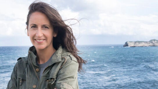María Oruña, con el mar de fondo en el Faro de Suances María Oruña, con el mar de fondo en el Faro de Suances