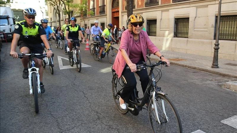 Manuela Carmena montando en bici por las calles de Madrid