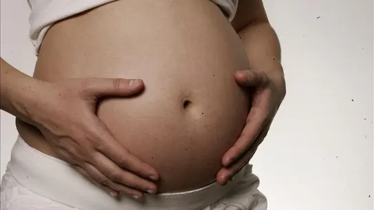 Vista de la tripa de una mujer embarazada Vista de la tripa de una mujer embarazada