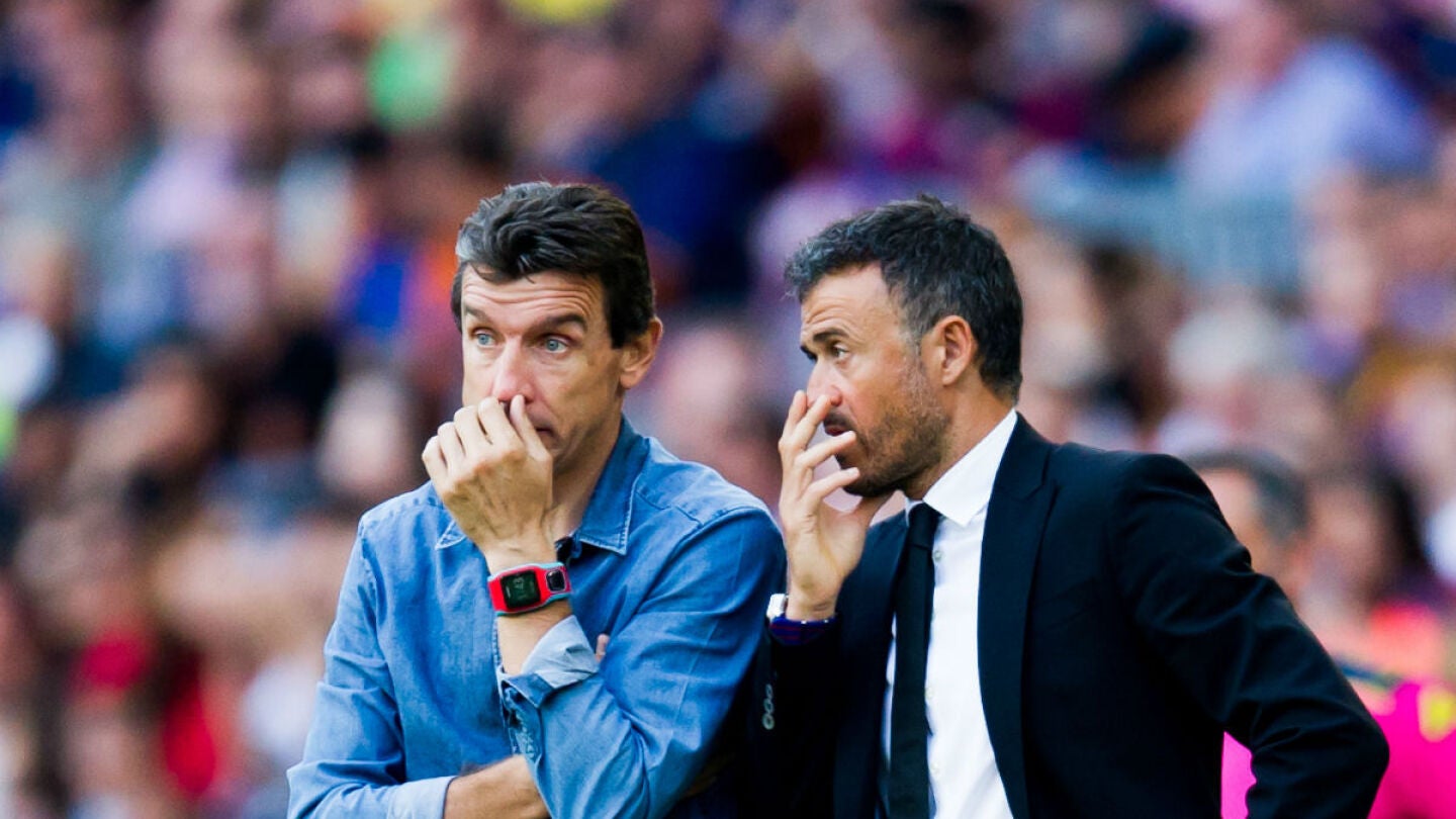 Luis Enrique habla con Unzue en la banda del Camp Nou