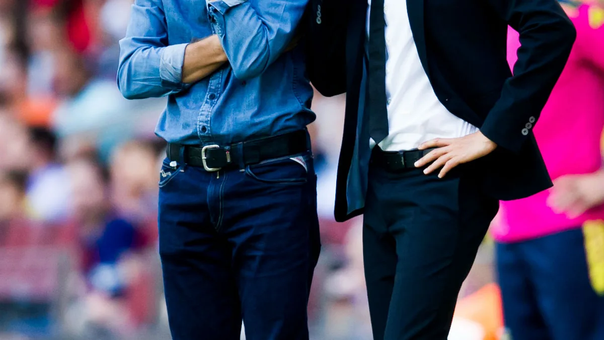 Luis Enrique habla con Unzue en la banda del Camp Nou Luis Enrique habla con Unzue en la banda del Camp Nou