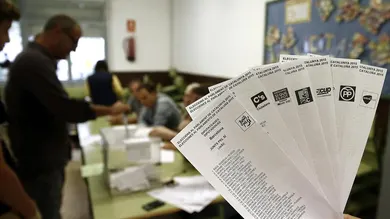 Una persona muestra las papeletas de los diferentes partidos que concurren a las elecciones al Parlamento Catalán. Una persona muestra las papeletas de los diferentes partidos que concurren a las elecciones al Parlamento Catalán.