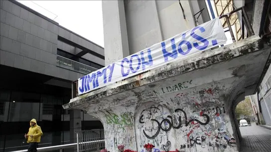 El exterior del estadio de Riazor con velas y pancartas sobre Jimmy El exterior del estadio de Riazor con velas y pancartas sobre Jimmy