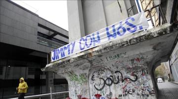 El exterior del estadio de Riazor con velas y pancartas sobre Jimmy