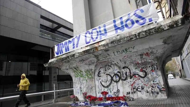 El exterior del estadio de Riazor con velas y pancartas sobre Jimmy