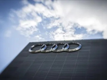 Logotipo de Audi en un concesionario de Fránforct, Alemania Logotipo de Audi en un concesionario de Fránforct, Alemania