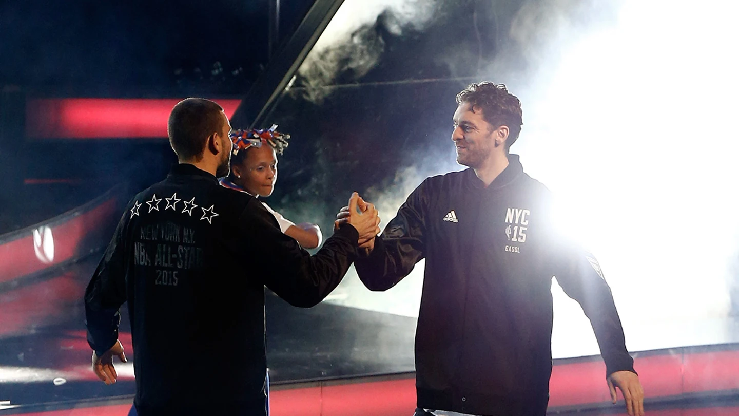 Marc Gasol saluda a Pau Gasol antes del All Star de Nueva York Marc Gasol saluda a Pau Gasol antes del All Star de Nueva York