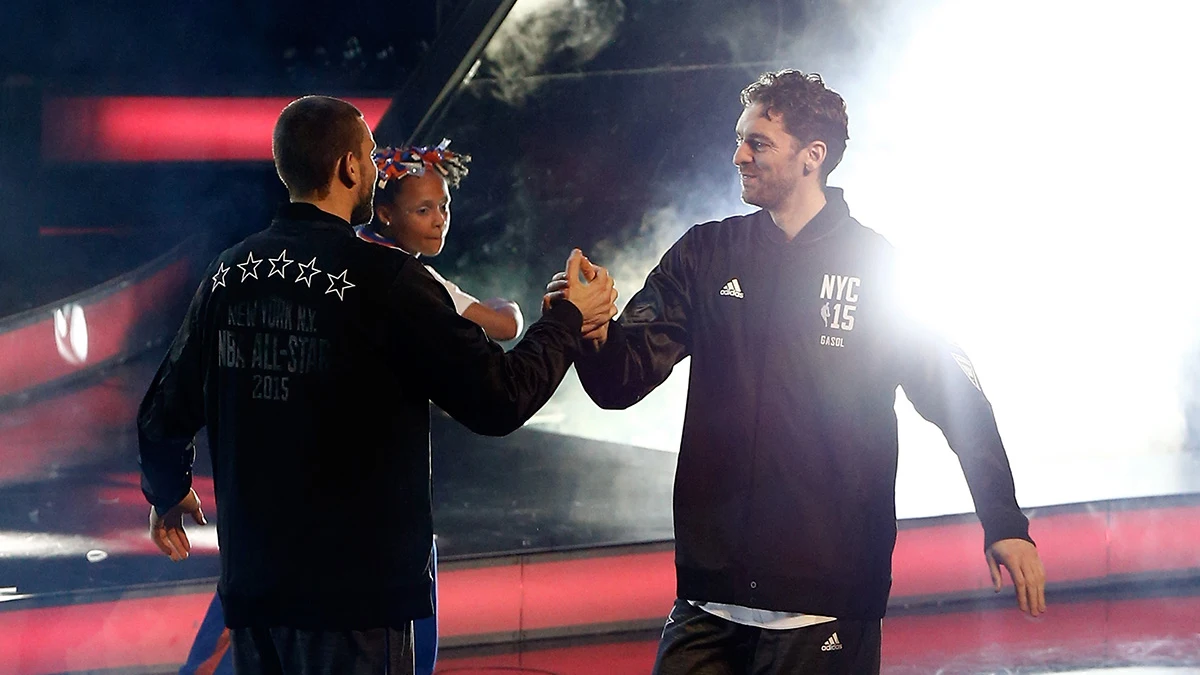 Marc Gasol saluda a Pau Gasol antes del All Star de Nueva York