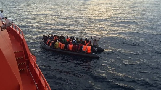 Patera con inmigrantes Patera con inmigrantes