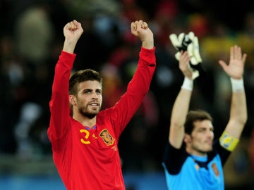 Gerard Piqué celebra con la Selección, con Casillas en segundo plano Gerard Piqué celebra con la Selección, con Casillas en segundo plano