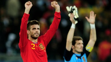 Gerard Piqué celebra con la Selección, con Casillas en segundo plano