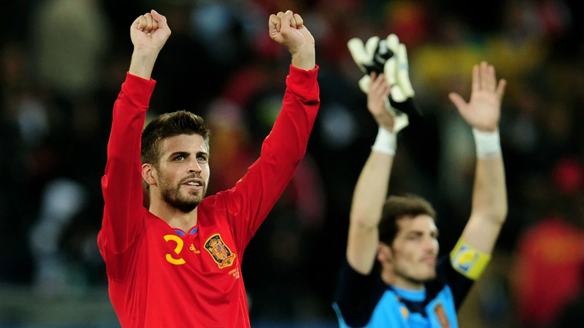 Gerard Piqué celebra con la Selección, con Casillas en segundo plano