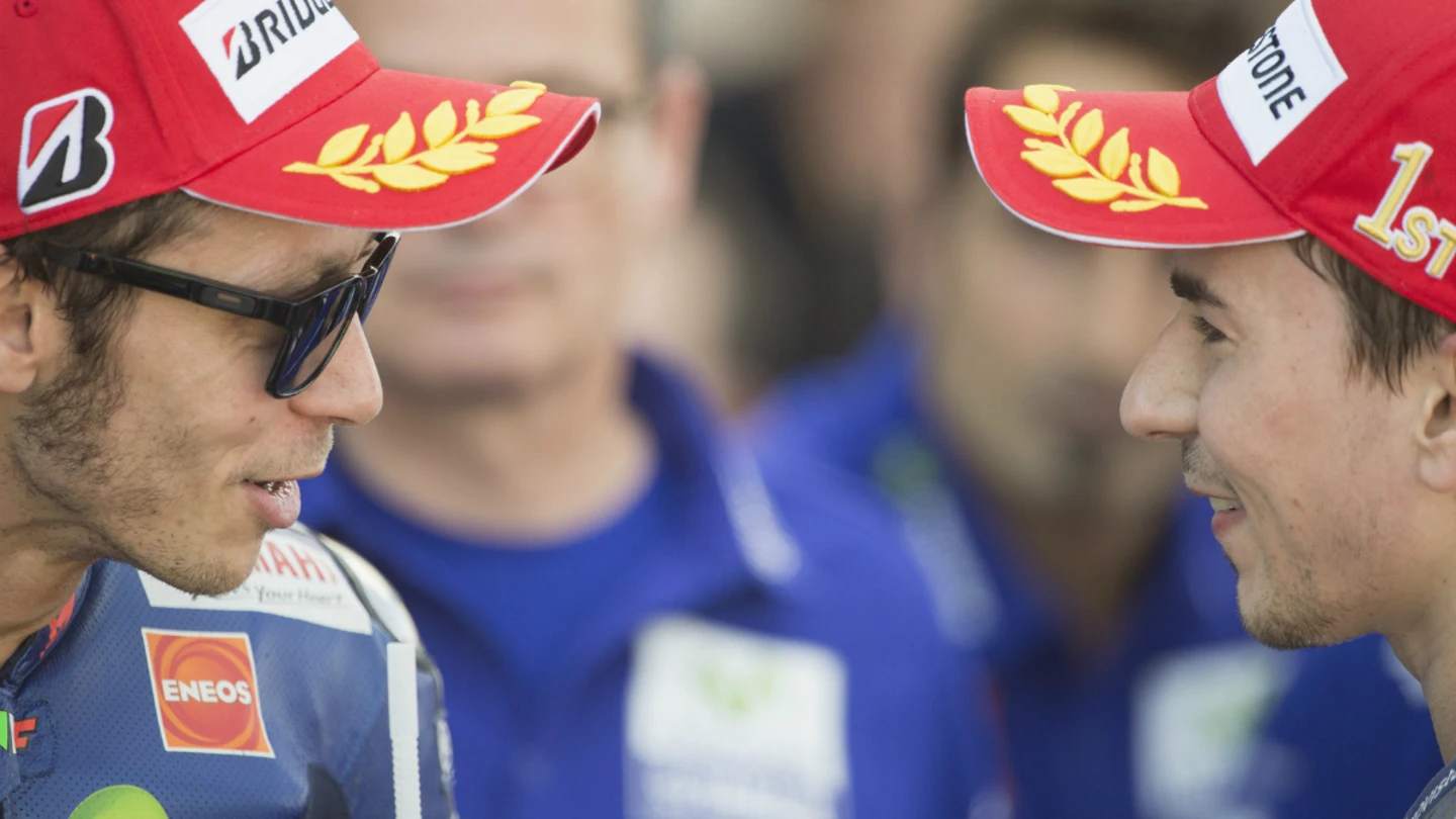 Valentino Rossi y Jorge Lorenzo dialogan tras una carrera Valentino Rossi y Jorge Lorenzo dialogan tras una carrera