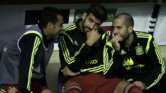 Pique, en el banquillo junto a Cesc y Jordi Alba Pique, en el banquillo junto a Cesc y Jordi Alba