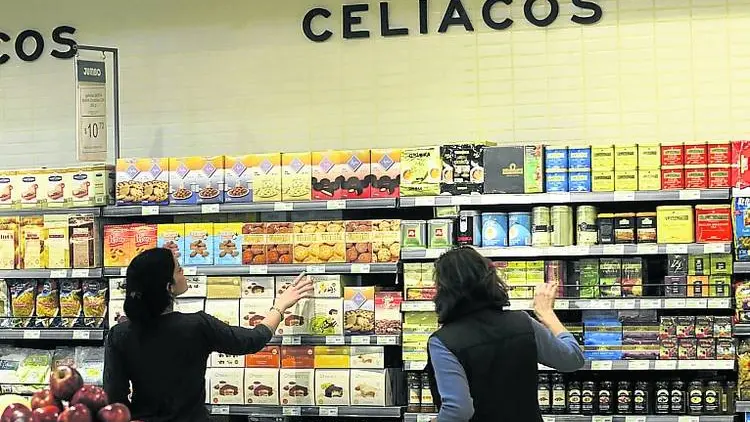 Sección de productos de celiacos en un supermercado.