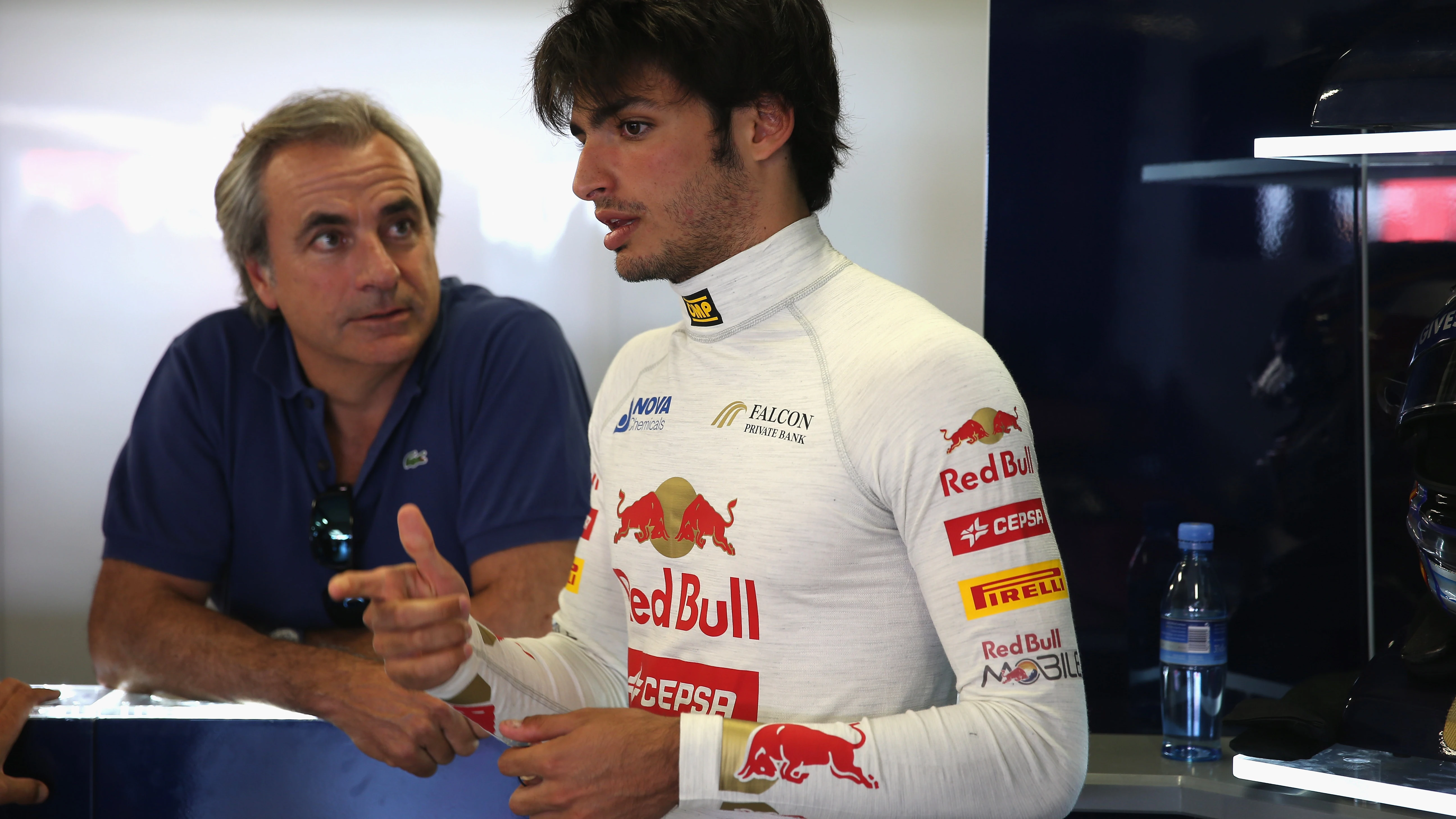 Carlos Sainz padre observa a Carlos Sainz hijo