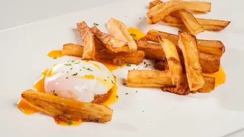 Huevo, chistorra y patatas Huevo, chistorra y patatas