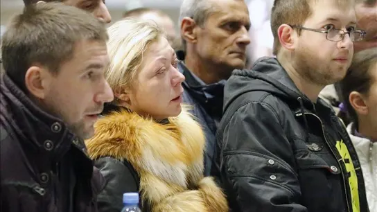 Familiares de los pasajeros, en el aeropuerto internacional Pulkovo II en San Petesburgo Familiares de los pasajeros, en el aeropuerto internacional Pulkovo II en San Petesburgo
