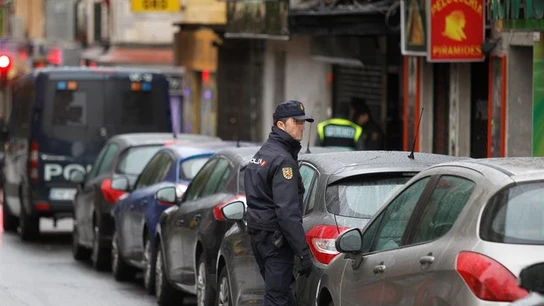 Varios efectivos de la Policía en la calle del madrileño barrio de Vallecas en una imagen de archivo. Varios efectivos de la Policía en la calle del madrileño barrio de Vallecas en una imagen de archivo.