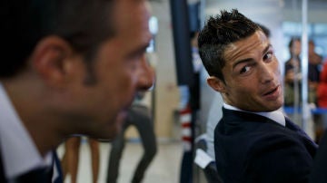 Cristiano Ronaldo conversa con Jorge Mendes