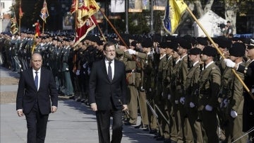 Mariano Rajoy y Jorge Fernández Díaz en el acto de entrega de la bandera de España a la Guardia Civil