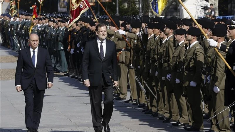 Mariano Rajoy y Jorge Fernández Díaz en el acto de entrega de la bandera de España a la Guardia Civil