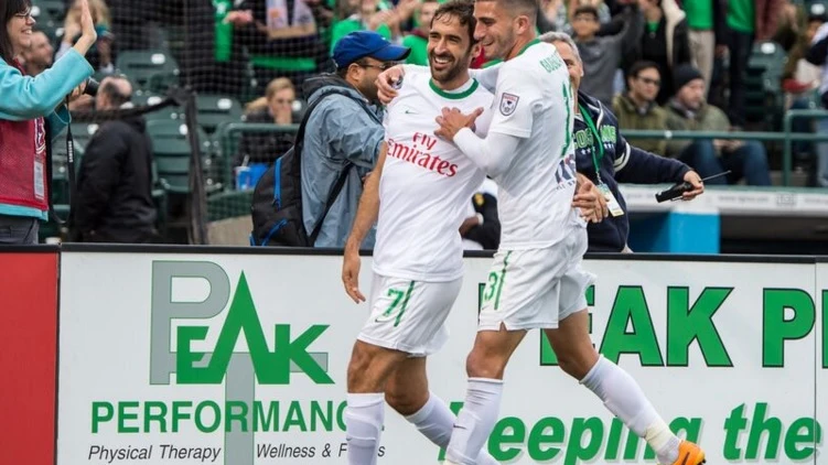 Raúl celebra su gol con el Cosmos Raúl celebra su gol con el Cosmos