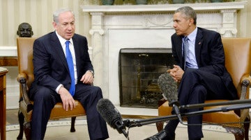 El primer ministro israelí, Benjamin Netanyahu, conversa con el presidente estadounidense, Barack Obama