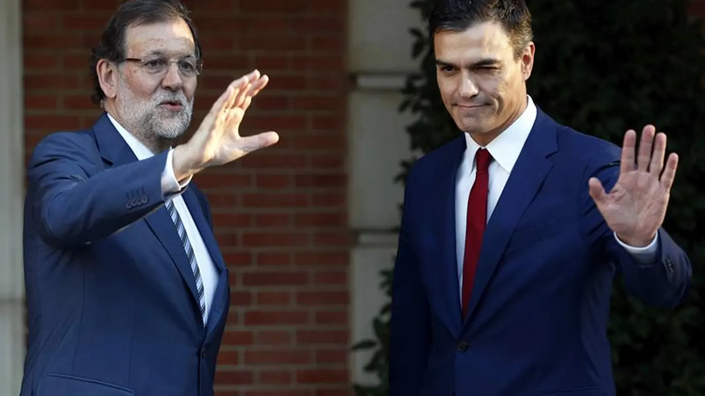 Mariano Rajoy y Pedro Sánchez saludan desde la escalinata de la Moncloa Mariano Rajoy y Pedro Sánchez saludan desde la escalinata de la Moncloa