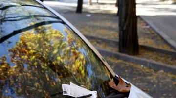 Una multa en el parabrisas de un coche en Madrid