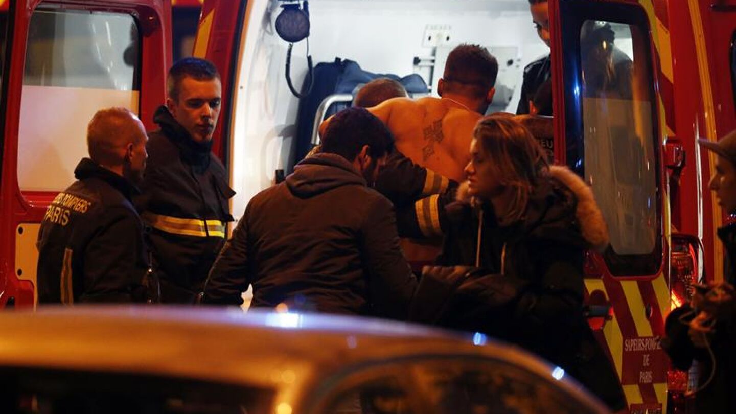 Un herido sube a una ambulancia en Par&iacute;s