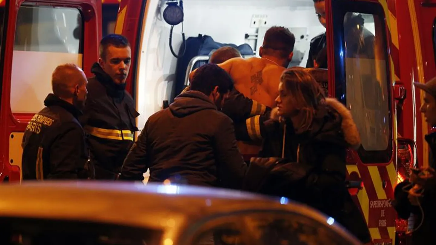 Un herido sube a una ambulancia en París Un herido sube a una ambulancia en París