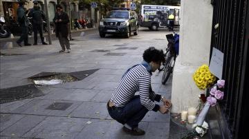 Ciudadanos anónimos dejan flores en la Embajada de Francia en España