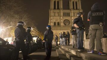 La policía gala vigila algunos de los puntos más icónicos de París