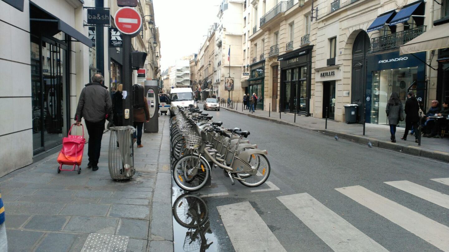 Poca actividad en las calles de Par&iacute;s tras los atentados