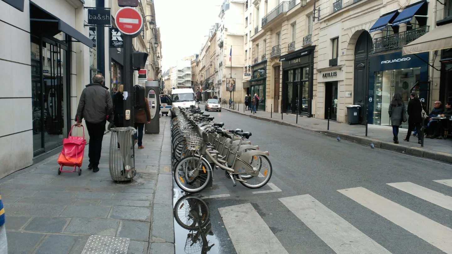 Poca actividad en las calles de París tras los atentados Poca actividad en las calles de París tras los atentados
