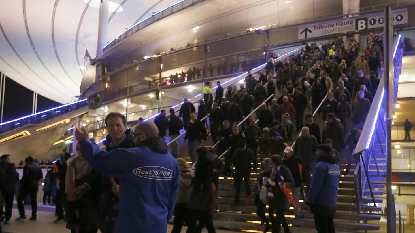 Desalojo de las alrededor de 80.000 personas atrapadas en el Estadio de Francia Desalojo de las alrededor de 80.000 personas atrapadas en el Estadio de Francia